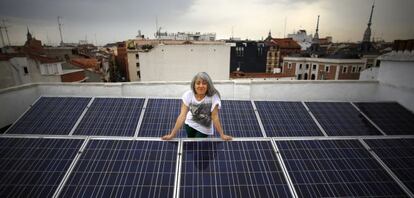 Montse, con los paneles solares en la azotea del edificio donde vive.