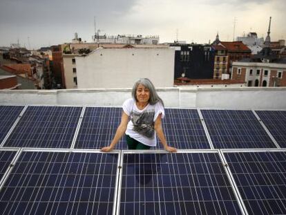  Montse, con los paneles solares en la azotea del edificio donde vive.