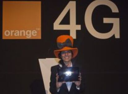 Una azafata muestra, simb&oacute;licamente, en una tableta la cuenta atr&aacute;s de la llegada a Barcelona de la tecnolog&iacute;a 4G de Orange. 