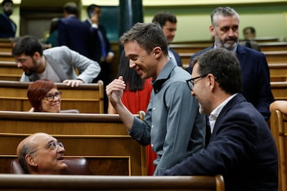 Íñigo Errejón (en el centro), diputado de Más País, conversa con otros diputados.