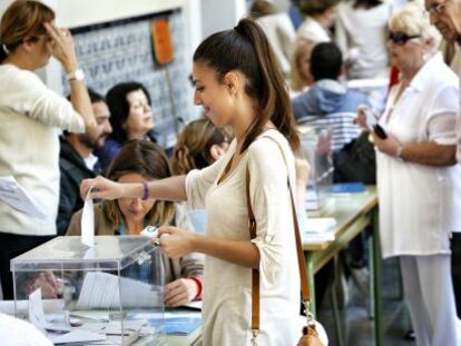 Votantes en un colegio electoral de Valencia.