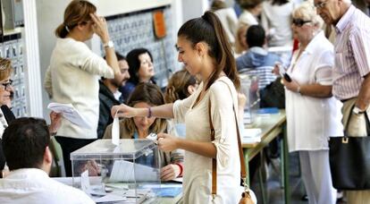 Votantes en un colegio electoral de Valencia.