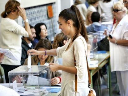 Votantes en un colegio electoral de Valencia.
