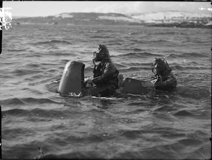 Buceadores a bordo de un torpedo humano de la Segunda Guerra Mundial.