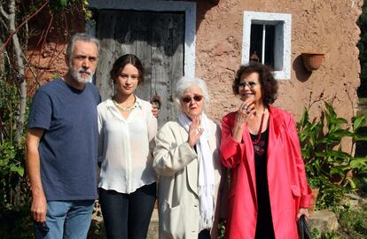 El director de cine Fernando Trueba, acompañado de las actrices Aida Folch, Chus Lampreave y Claudia Cardinale, durante la presentación del rodaje de la película 'El Artista y la Modelo'.