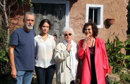 El director de cine Fernando Trueba, acompañado de las actrices Aida Folch, Chus Lampreave y Claudia Cardinale, durante la presentación del rodaje de la película 'El Artista y la Modelo'.