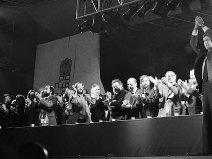 Mitin de final de campaña del PSOE en la Ciudad Universitaria de Madrid, en octubre de 1982. En la imagen, el expresidente Felipe González saluda a los asistentes.