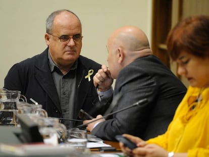 Joseba Egibar conversa con Iñigo Iturrate, ambos del PNV, durante el pleno del Parlamento.