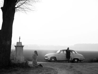 La novicia Anna y su tía Wanda recorren en el filme una Polonia triste, gris y rústica.
