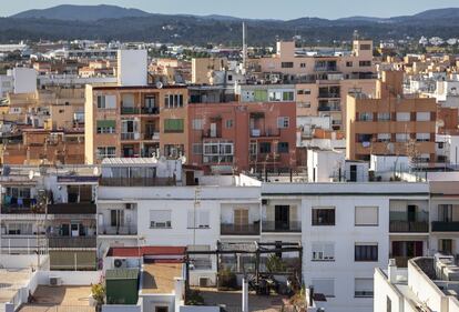 Según la estadística de vivienda tasada del Ministerio de Fomento, Ibiza es el municipio de más de 25.000 habitantes (tiene casi 50.000 empadronados) donde más han subido los precios en esta legislatura: un 47,9% entre el segundo trimestre de 2015 y el cuarto de 2018. En la imagen, vista general de una zona de viviendas.