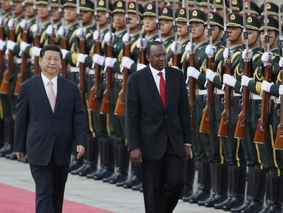 Los presidentes de China y Kenia pasan revista a las tropas en Pekín el lunes.