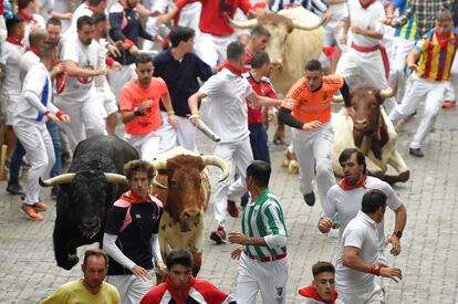 Los toros de la ganaderia salmantina de Puerto de San Lorenzo han protagonizado el primer encierro de estos Sanfermines 2018.