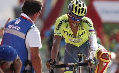 Alberto Contador en la meta de La Camperona.