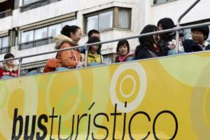 Un grupo de turistas chinos se montan en el bus turístico de la ciudad de Valladolid. EFE/Archivo