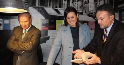 Mar&iacute;a Jos&eacute; Catal&aacute;, entre los dirigentes de la AVL Ram&oacute;n Ferrer y Josep Palomero. 