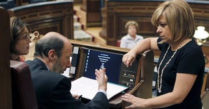 El l&iacute;der del PSOE, Alfredo P&eacute;rez Rubalcaba, conversa con la vicesecretaria general del partido, Elena Valenciano, en el Congreso. 