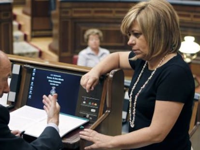 El l&iacute;der del PSOE, Alfredo P&eacute;rez Rubalcaba, conversa con la vicesecretaria general del partido, Elena Valenciano, en el Congreso. 