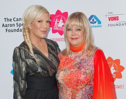 Tori Spelling con su madre, Candy Spelling, en Los Ángeles en 2015.