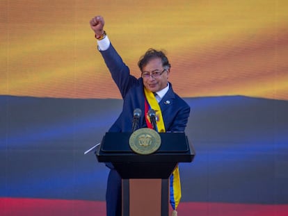 El nuevo presidente de Colombia, Gustavo Petro, alzaba el puño el día 7 de agosto durante su toma de posesión.