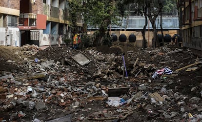 Escombros tras el sismo en la Unidad Tlalpan.