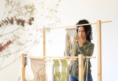 Ikram Maymouni de Abha Macramé, en su taller estudio del Poble Nou de Barcelona.