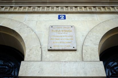 Placa conmemorativa en la embajada de Chiele en París.