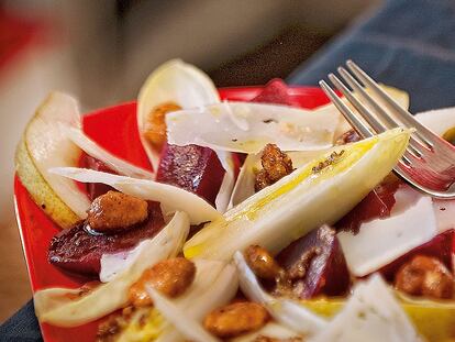 Ensalada de endivias, remolacha y frutos secos caramelizados