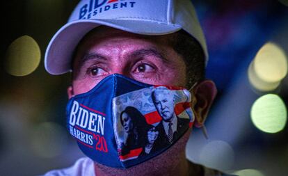 Simpatizantes de Joe Biden siguen este martes los resultados de las elecciones presidenciales.