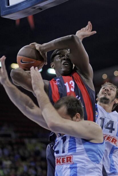 Seraphin, del Caja Laboral, entre Savas y Peker, del Fenerbahçe.