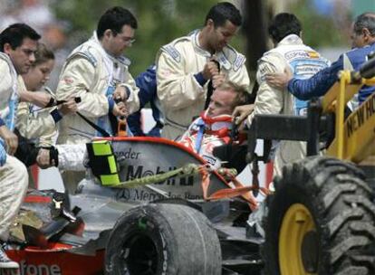 Las asistencias de Montmeló  sacan a Kovalainen del bólido tras el accidente.