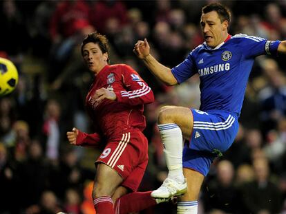Torres marca para el Liverpool, ante Cech y Terry, en el partido liguero en Anfield en noviembre pasado.