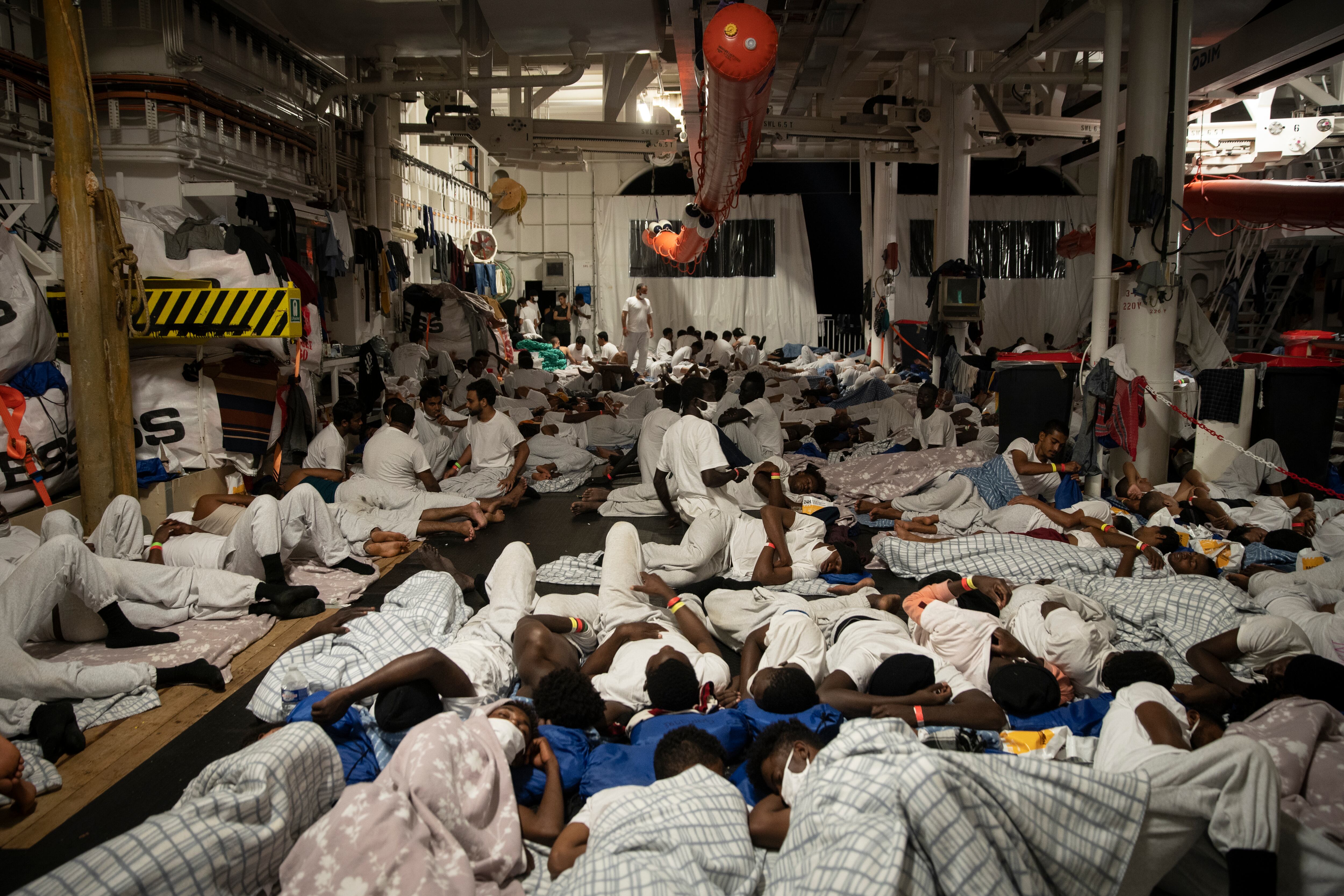 Migrantes rescatados en el Mediterráneo a bordo del Geo Barents, un barco operado por Médicos Sin Fronteras, en junio de 2021, antes de ser trasladados a Italia.