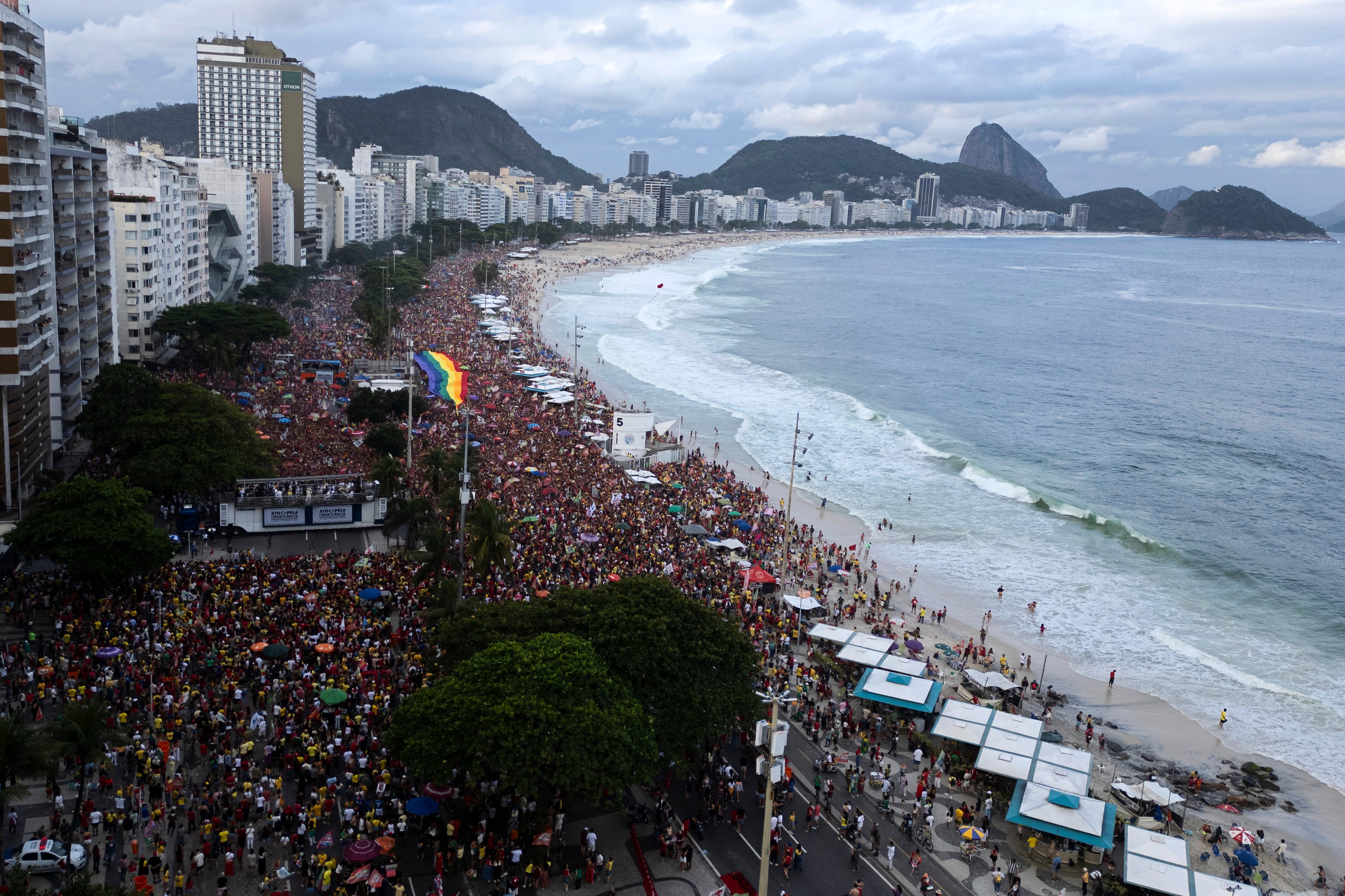 Caetano Veloso y decenas de artistas se vuelcan con Lula en un acto masivo en la playa de Copacabana