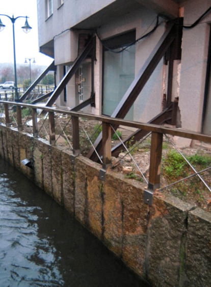 Edificio apuntalado junto al río Anllóns, en Ponteceso.