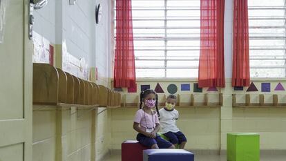 De los 210 millones de brasileños, más de 50 millones son menores de 18 años y la mayoría apenas ha tenido actividades escolares presenciales en los últimos meses. En la imagen, dos alumnos de corta edad del colegio infantil público del barrio de Guaianases.