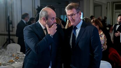 El presidente del PP, Alberto Núñez Feijóo, y el presidente del Senado, Pedro Rollán, durante un acto en Madrid en acto en Madrid, en diciembre pasado.