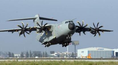 Despegue de un A-400M en el aeropuerto de San Pablo en Sevilla.