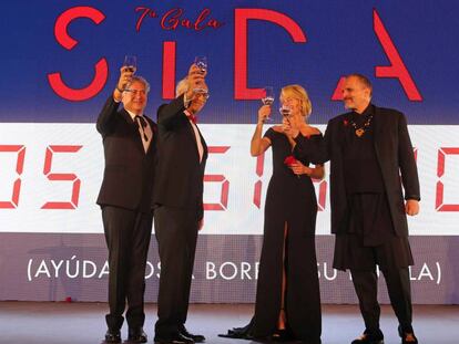 De izquierda a derecha: Boris Izaguirre, el doctor Bonaventura Clotet, Bel&eacute;n Rueda y Miguel Bos&eacute;, en la Gala Sida el pasado martes en Madrid. 