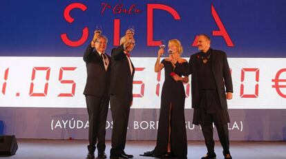 De izquierda a derecha: Boris Izaguirre, el doctor Bonaventura Clotet, Belén Rueda y Miguel Bosé, en la Gala Sida el pasado martes en Madrid.