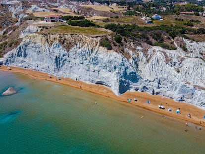 Los geoparques mundiales son áreas representativas de la estructura geológica del planeta, ya que permiten conocer los acontecimientos geológicos que han dado forma a la Tierra desde su origen, y en ellos es imprescindible que las comunidades locales participen en su conservación. <br></br> Cefalonia-Ítaca es un complejo de islas perteneciente al Heptaneso (del griego siete, el número de Islas Jónicas principales). Cefalonia ocupa una superficie de 773 kilómetros cuadrados y alberga a 35.801 habitantes, y los 117 kilómetros cuadrados de Ítaca están habitados por 3.084 personas. Este nuevo geoparque es rico en geositios de origen kárstico, como cuevas (entre ellas la de Melissani), sumideros y arroyos subterráneos que hablan de una historia geológica que se remonta a hace más de 250 millones de años. También alberga un rico patrimonio cultural con vestigios prehistóricos, helenísticos y romanos, castillos medievales, monasterios bizantinos y postbizantinos, asentamientos tradicionales, molinos de viento, puentes y faros. Más información: kefaloniageopark.gr