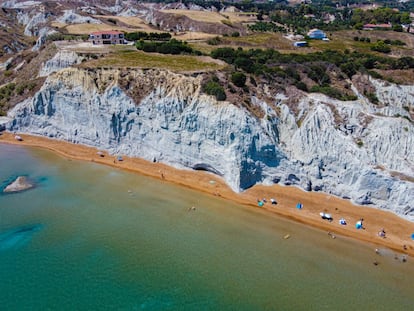 Los geoparques mundiales son áreas representativas de la estructura geológica del planeta, ya que permiten conocer los acontecimientos geológicos que han dado forma a la Tierra desde su origen, y en ellos es imprescindible que las comunidades locales participen en su conservación. <br></br> Cefalonia-Ítaca es un complejo de islas perteneciente al Heptaneso (del griego siete, el número de Islas Jónicas principales). Cefalonia ocupa una superficie de 773 kilómetros cuadrados y alberga a 35.801 habitantes, y los 117 kilómetros cuadrados de Ítaca están habitados por 3.084 personas. Este nuevo geoparque es rico en geositios de origen kárstico, como cuevas (entre ellas la de Melissani), sumideros y arroyos subterráneos que hablan de una historia geológica que se remonta a hace más de 250 millones de años. También alberga un rico patrimonio cultural con vestigios prehistóricos, helenísticos y romanos, castillos medievales, monasterios bizantinos y postbizantinos, asentamientos tradicionales, molinos de viento, puentes y faros. Más información: <a href="https://kefaloniageopark.gr/en" target="_blank">kefaloniageopark.gr</a>