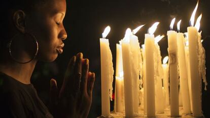 Mulher reza perto da casa de Nelson Mandela, em Johanesburgo.