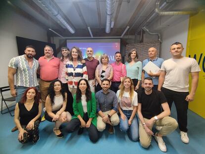 El equipo de la Mesa Técnica de Atención a las Personas LGTBIAQ+ en riesgo de exclusión residencial de Madrid y varios representantes de colectivos y partidos políticos durante la presentación del Informe, en Madrid.