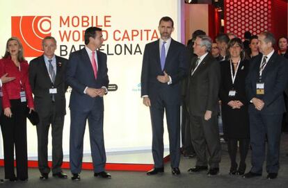 El ministro de Industria, José Manuel Soria, y el príncipe Felipe, junto a otras autoridades en su visita al Mobile World Forum de Barcelona.