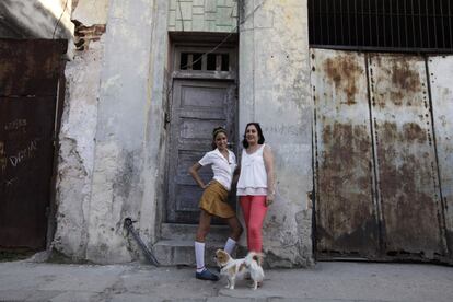 Damaris Matos Curbelo, de 43, y su hija Ana Laura Villar Matos, de 14, posan en la puerta de su casa en La Habana (Cuba). Damaris terminó su educación a los 21 años y trabaja como secretaria en la oficina del historiador de la ciudad de la Habana. Cuando era una niña quería ser médica, y espera que su hija lo sea. Ana Laura quiere ser bióloga.