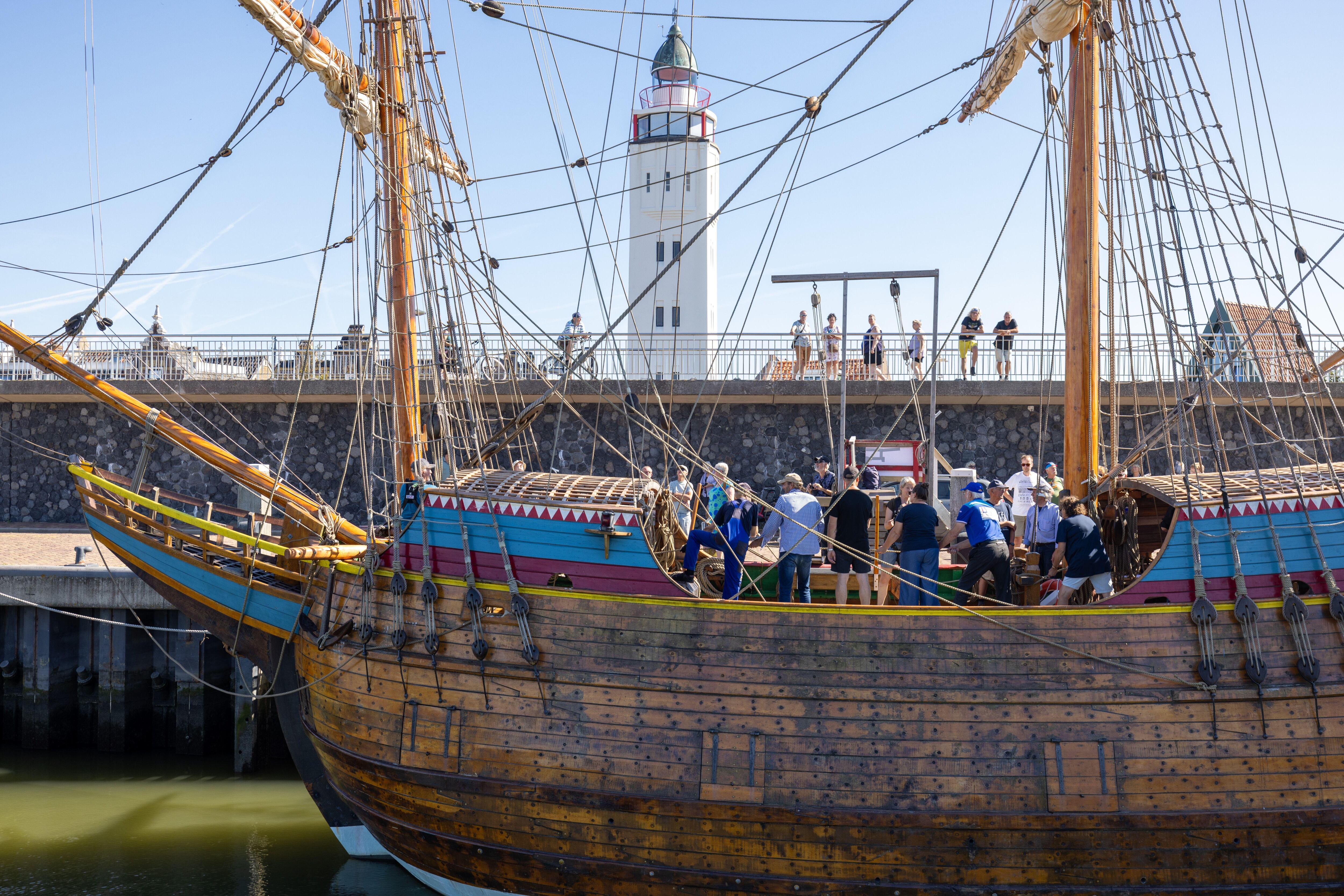 El barco 'Witte Swaen', una recontrucción del buque de expedidión del avegante y explorador neerlandés Willem Barentsz (1550-1597), en el puerto de Harlingen .