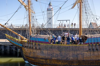 El barco 'Witte Swaen', una recontrucción del buque de expedidión del avegante y explorador neerlandés Willem Barentsz (1550-1597), en el puerto de Harlingen .