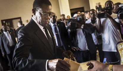 El presidente Obiang deposita su voto en Malabo, en las elecciones legislativas de este domingo.