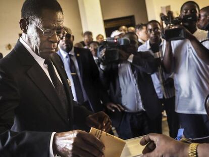 El presidente Obiang deposita su voto en Malabo, en las elecciones legislativas de este domingo.