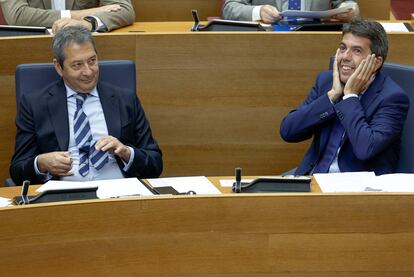 El vicepresidente valenciano, Vicente Barrera (Vox), con el presidente de la comunidad, Carlos Mazón (PP), en un pleno en el Parlamento autonómico en octubre.